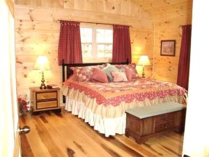 Postel nebo postele na pokoji v ubytování Secluded Cabin Rental with Panoramic Smoky Mountain Views in Murphy, North Carolina