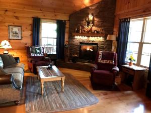 Posezení v ubytování Secluded Cabin Rental with Panoramic Smoky Mountain Views in Murphy, North Carolina + 22 fotografií