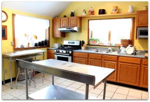 Kuchyň nebo kuchyňský kout v ubytování Romantic Cottage Rental with Hot Tub Outside Woodstock, New York