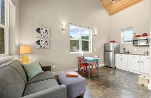 un salon avec un canapé et une cuisine dans l'établissement Cozy Hill Country Cottage Rental for Romantic Weekend Getaways from Austin, à Hammetts Crossing