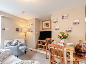 Χώρος καθιστικού στο 2 Bed in Cosheston FB060