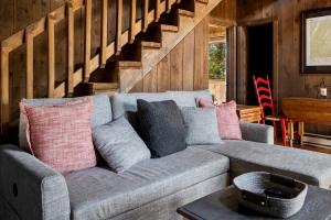 Ruang duduk di Vibrant Woodland Cabin Sanctuary near Great Cacapon River in West Virginia