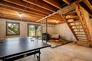 Kemudahan pingpong di Vibrant Woodland Cabin Sanctuary near Great Cacapon River in West Virginia atau berdekatan +43 gambar