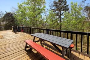 Balkoni atau teres di Vibrant Woodland Cabin Sanctuary near Great Cacapon River in West Virginia