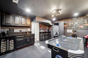 Η κουζίνα ή μικρή κουζίνα στο Riverfront A-Frame Retreat with Hot-Tub, Fire Pit and Dock in Maryland