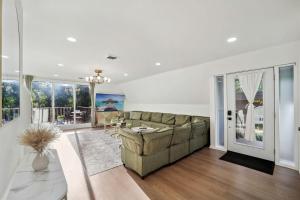 Χώρος καθιστικού στο Riverfront A-Frame Retreat with Hot-Tub, Fire Pit and Dock in Maryland