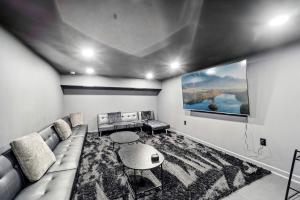 una sala de estar con un sofá y una mesa en Riverfront A-Frame Retreat with Hot-Tub, Fire Pit and Dock in Maryland, en Port Tobacco 76 fotos más