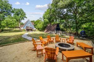 Κήπος έξω από το Riverfront A-Frame Retreat with Hot-Tub, Fire Pit and Dock in Maryland