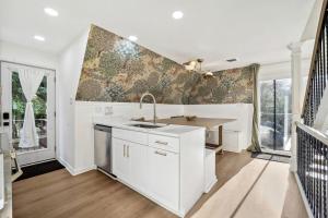 Η κουζίνα ή μικρή κουζίνα στο Riverfront A-Frame Retreat with Hot-Tub, Fire Pit and Dock in Maryland +34 φωτογραφίες