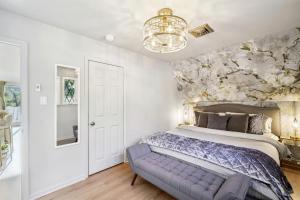 Ένα ή περισσότερα κρεβάτια σε δωμάτιο στο Riverfront A-Frame Retreat with Hot-Tub, Fire Pit and Dock in Maryland