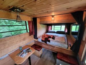 OwentonCozy Tiny House on Working Farm, for Fun Glamping Trips in Kentucky的小屋内卧室的顶部景色