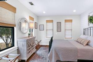 Ένα ή περισσότερα κρεβάτια σε δωμάτιο στο Luxurious Rental with Private Yard and BBQ in Wimberley, Texas