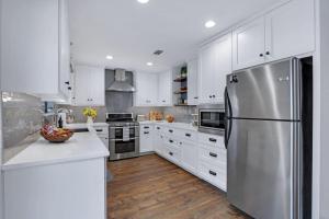 Η κουζίνα ή μικρή κουζίνα στο Luxurious Rental with Private Yard and BBQ in Wimberley, Texas