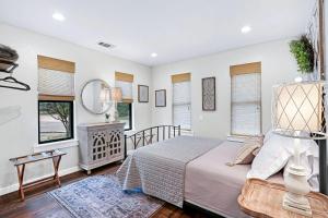 Ένα ή περισσότερα κρεβάτια σε δωμάτιο στο Luxurious Rental with Private Yard and BBQ in Wimberley, Texas