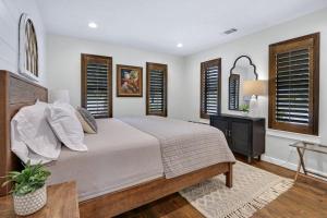 Ένα ή περισσότερα κρεβάτια σε δωμάτιο στο Luxurious Rental with Private Yard and BBQ in Wimberley, Texas +18 φωτογραφίες