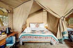 Postel nebo postele na pokoji v ubytování Lakefront Safari Tent with Fire Pit and Sauna in North Woodstock, New Hampshire