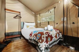 Postel nebo postele na pokoji v ubytování Lakefront Safari Tent with Fire Pit and Sauna in North Woodstock, New Hampshire