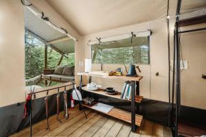 Postel nebo postele na pokoji v ubytování Lakefront Safari Tent with Fire Pit and Sauna in North Woodstock, New Hampshire + 51 fotografií