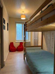 una camera da letto con un letto a castello e cuscini rossi di La-Villanelle - Magnifique vue sur le lac, 5 minutes à pied de la plage a Veyrier-du-Lac