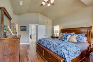 una camera da letto con un letto e un ventilatore a soffitto di Spacious Cottage Rental on the Shores of Cedar Creek Lake in Mabank, Texas a Enchanted Oaks