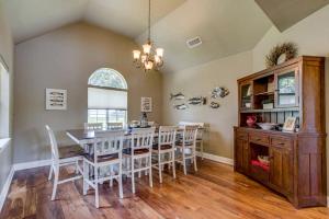 Fotografie z fotogalerie ubytování Spacious Cottage Rental on the Shores of Cedar Creek Lake in Mabank, Texas v destinaci Enchanted Oaks