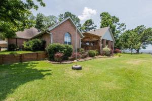 una casa con un cortile recintato di Spacious Cottage Rental on the Shores of Cedar Creek Lake in Mabank, Texas a Enchanted Oaks Altre 20 foto
