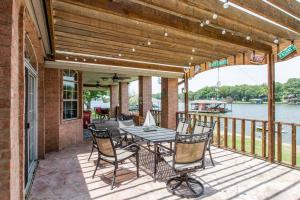 Výhled na řeku, která protéká v blízkosti prázdninového domu