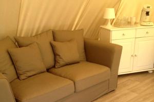 Χώρος καθιστικού στο Furnished Luxury Tent in Liege, Belgium