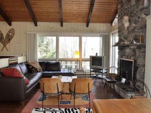 Χώρος καθιστικού στο Secluded Family Mountain Rental with Fireplace in Windham, New York