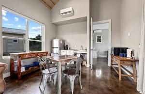 TV a/nebo společenská místnost v ubytování Relaxing Accessible Cottage with Outdoor Fireplace for a Peaceful Getaway near Austin, Texas