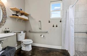 Koupelna v ubytování Relaxing Accessible Cottage with Outdoor Fireplace for a Peaceful Getaway near Austin, Texas