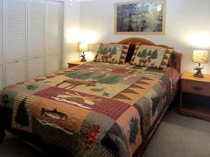 a bedroom with a bed with a quilt on it at Waterfront Cabin Perfect for Families in Inverness, Florida in Inverness