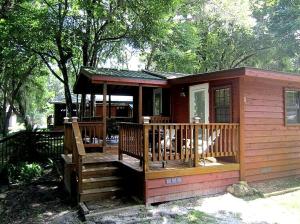 Ban công/sân hiên tại Waterfront Cabin Perfect for Families in Inverness, Florida