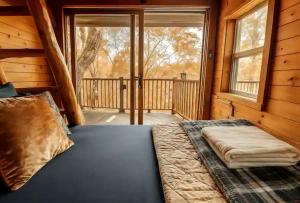 Voodi või voodid majutusasutuse Stunning Tree House Tucked Away Among the Trees near Germantown, Kentucky toas