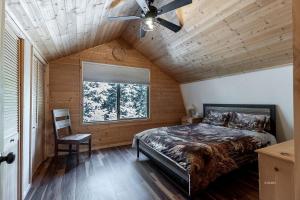 Un dormitorio con una cama y un ventilador de techo. en Peaceful Cabin Surrounded by Nature for a Memorable Getaway in Duck Creek Village, Utah, en Duck Creek Village