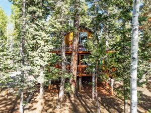 una casa en el árbol en medio de los árboles en Peaceful Cabin Surrounded by Nature for a Memorable Getaway in Duck Creek Village, Utah, en Duck Creek Village