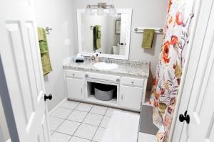 Koupelna v ubytování Kid and Pet-Friendly Lake Glamping in Tupelo, Mississippi
