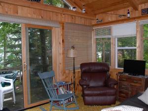 Posezení v ubytování Woodland Staycation Cabin Two Hours from Minneapolis in Birchwood, Wisconsin