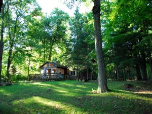 Zahrada ubytování Woodland Staycation Cabin Two Hours from Minneapolis in Birchwood, Wisconsin