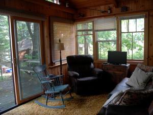 Posezení v ubytování Woodland Staycation Cabin Two Hours from Minneapolis in Birchwood, Wisconsin