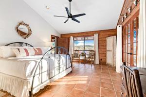 une chambre avec un lit et un balcon avec vue dans l'établissement Beautiful Lakeside Rental with Hot-Tub in Igram, Texas, Perfect for Family Glamping Trips, à Hunt