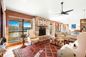 un salon avec un canapé et une cheminée dans l'établissement Beautiful Lakeside Rental with Hot-Tub in Igram, Texas, Perfect for Family Glamping Trips, à Hunt