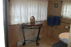 ein Badezimmer mit Tisch, Waschbecken und Toilette in der Unterkunft Gorgeous Private Cottage Rental in the Black Hills of South Dakota in Nemo + 24 Fotos