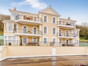 Una gran casa amarilla con balcones en la pared en 2 Bed in Westward Ho 77589, en Northam