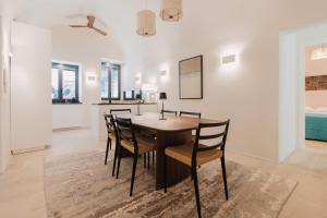 a dining room with a table and chairs at Dimora Crocefisso in Noto