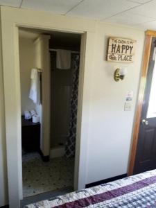 Ένα μπάνιο στο Cabin for Couples, Perfect for a Romantic Getaway in New Hampshire