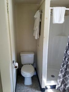 Ένα μπάνιο στο Cabin for Couples, Perfect for a Romantic Getaway in New Hampshire