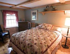 Ένα ή περισσότερα κρεβάτια σε δωμάτιο στο Spacious New England Family Cabin Rental in Pittsfield, New Hampshire