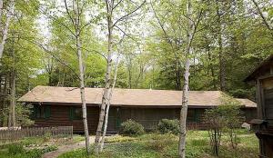 Το κτήριο όπου στεγάζεται  η παραθεριστική κατοικία