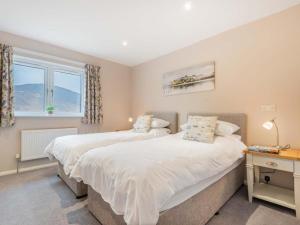 Postel nebo postele na pokoji v ubytování 4 Bed in Newlands Valley SZ204